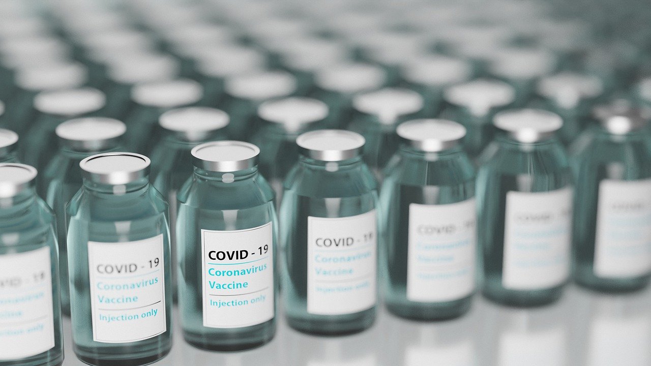 Vaccinationen mot covid-19 kan skydda dig från att bli svårt sjuk. Foto: torstensimon från Pixabay