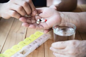 Det ska normalt gå bra att ta Ibuprofen och mirtazapin samtidigt.